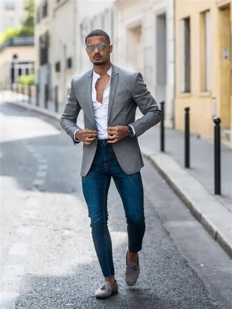 grey blazer combination with jeans.